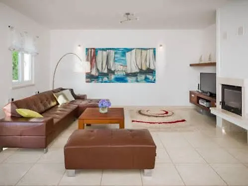 Gumonca Villa